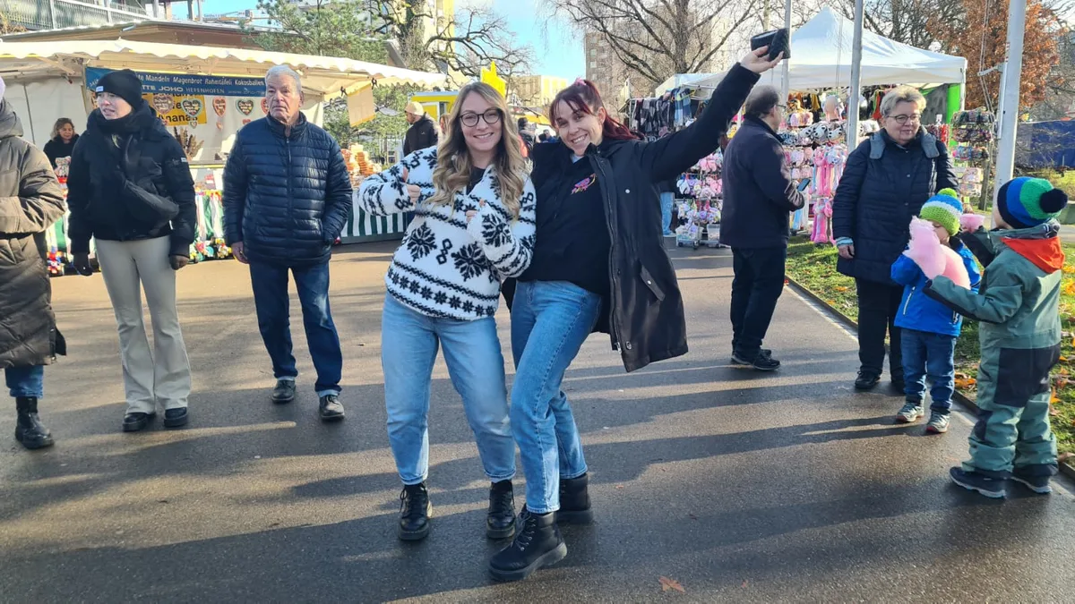 Zwei Redaktorinnen am Uster Märt.